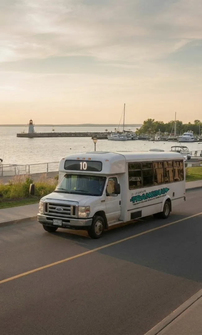 Un minibús de la línea 10 estacionado junto al agua, en Salaberry-de-Valleyfield